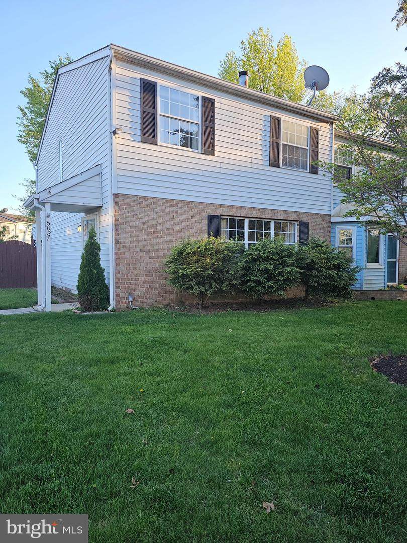 6827 Larkspur Square - Photo 1