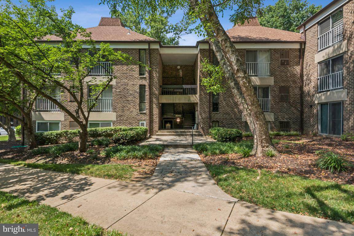 3240 Hewitt Avenue - Photo 1
