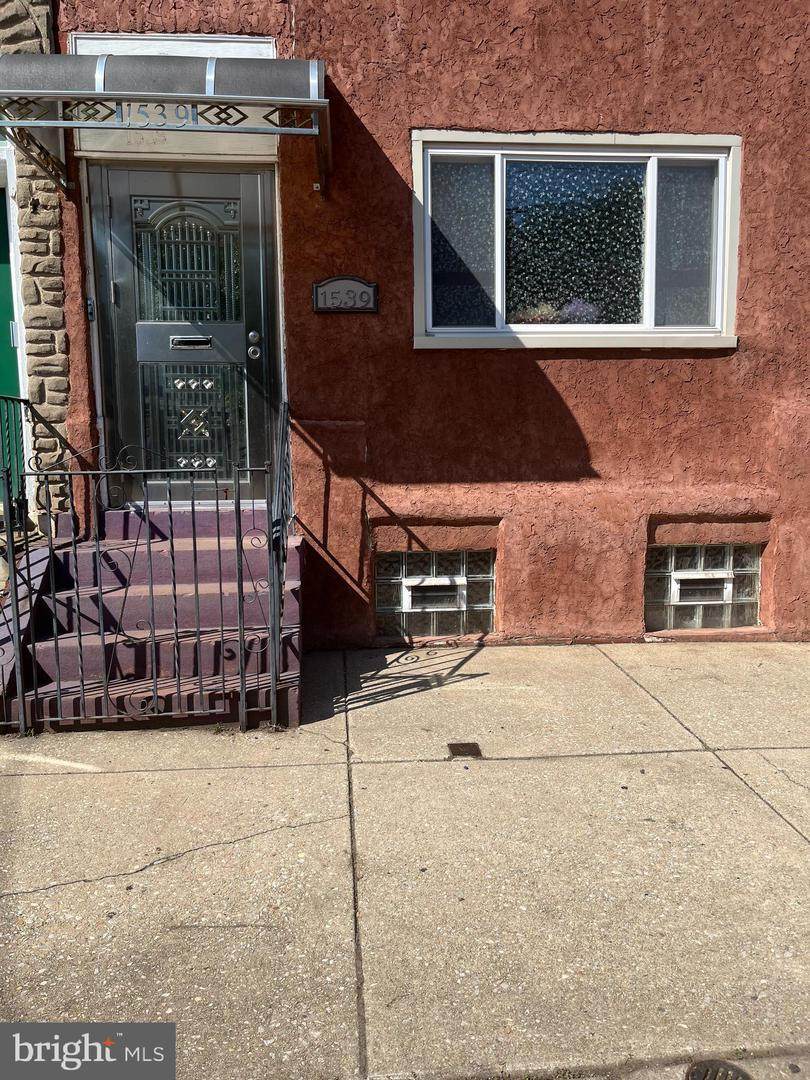 1539 Thompson Street - Photo 1