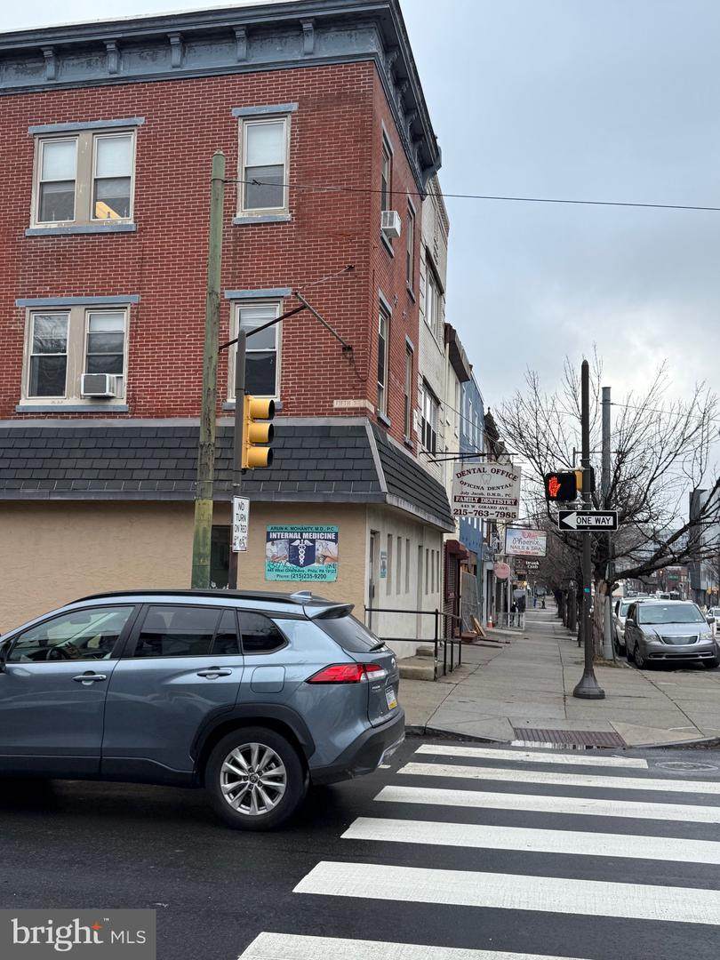 443 W Girard - Photo 1