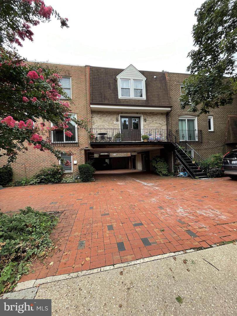 1523 Colonial Terrace - Photo 1