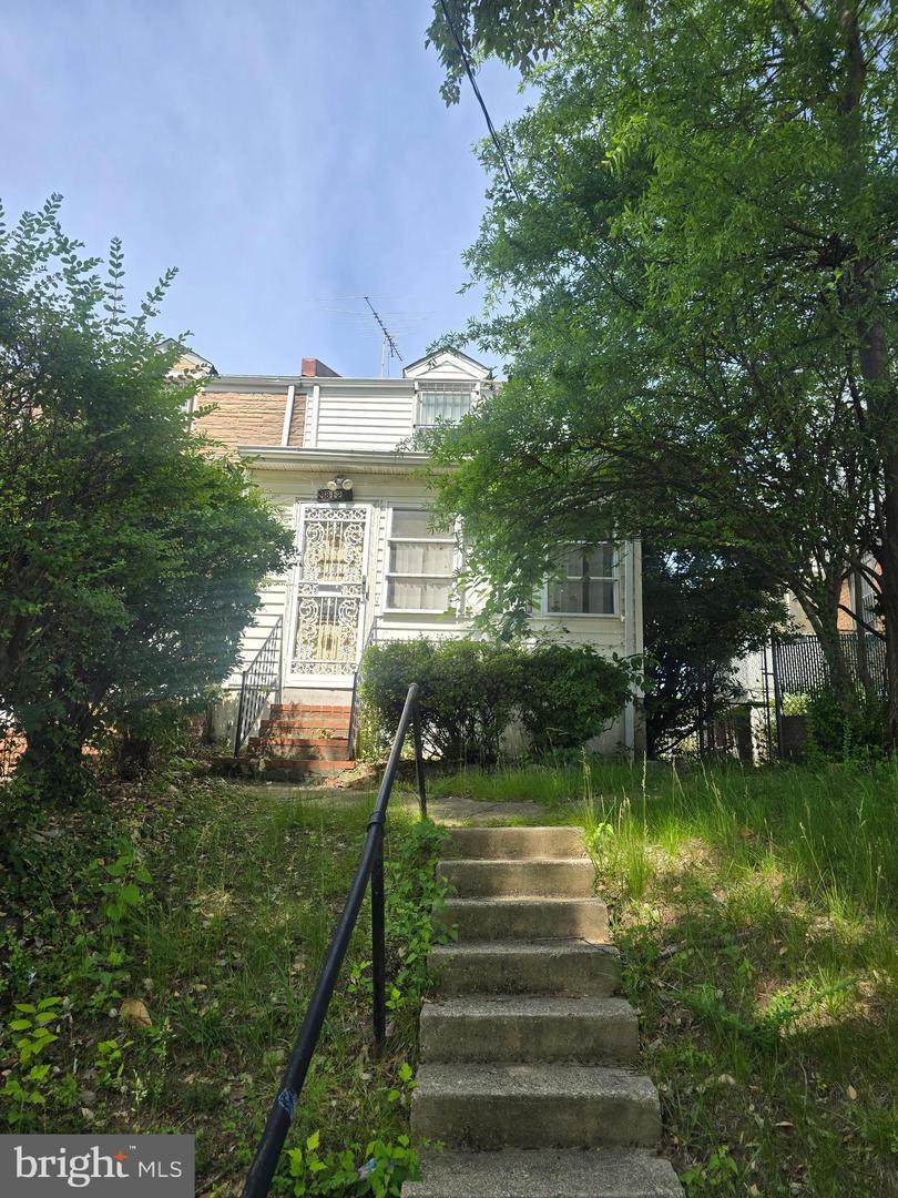 812 Division Avenue - Photo 1
