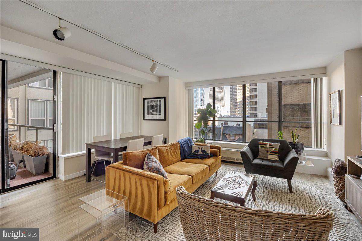 224-30 Rittenhouse Square - Photo 1