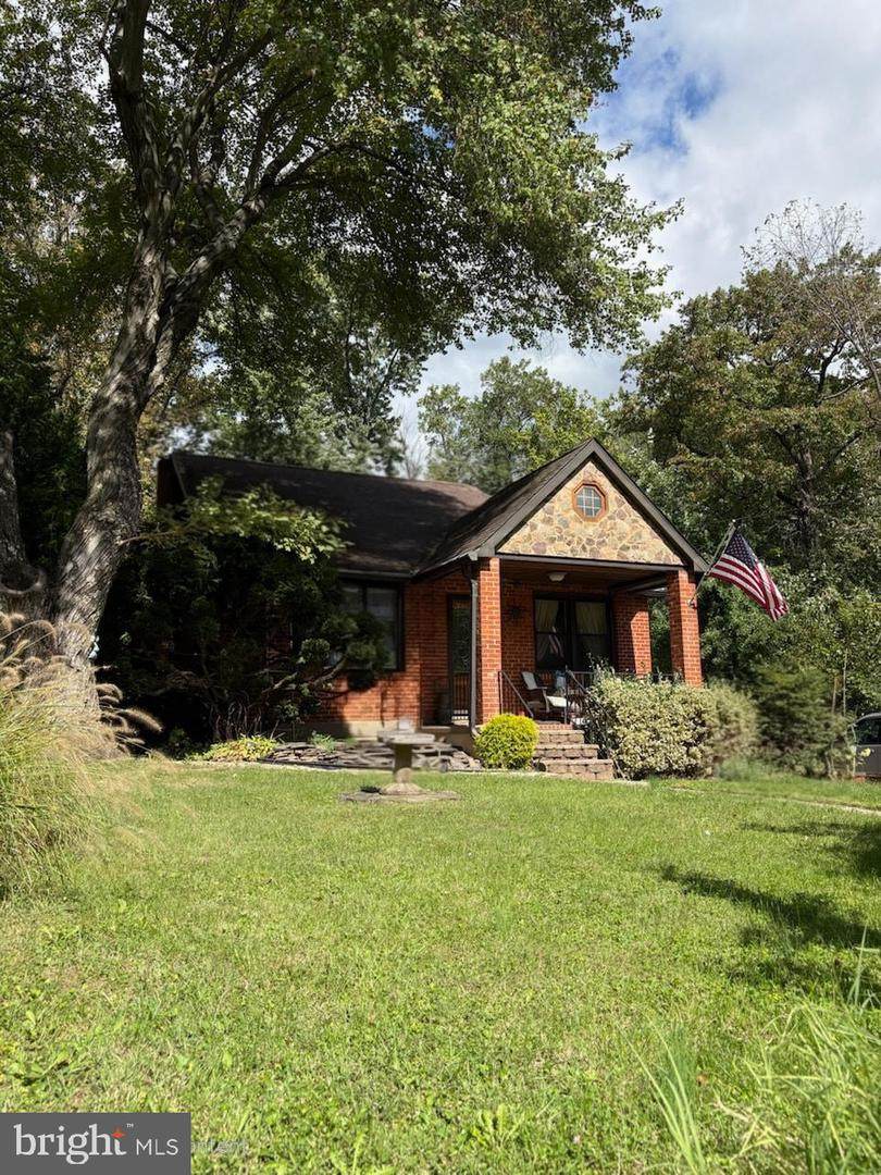 1810 Redwood Avenue - Photo 1