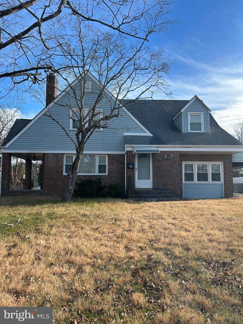 705 9TH Street - Photo 1