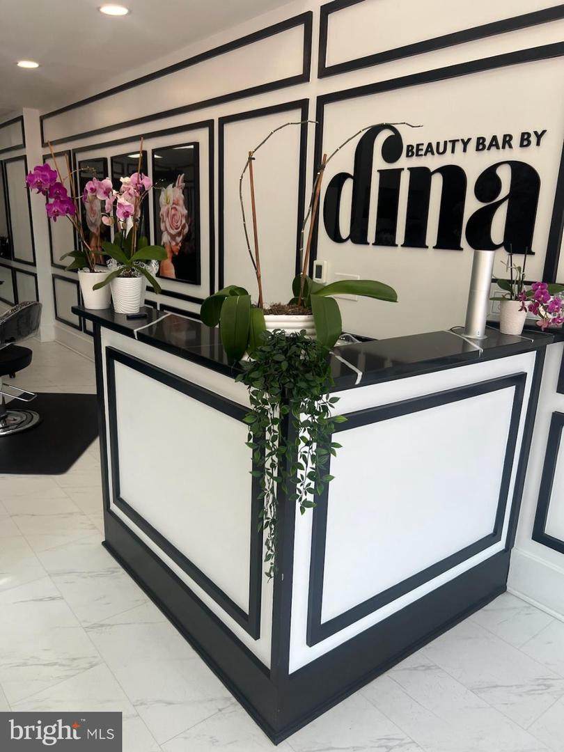 1613 Washington Plaza - Photo 1