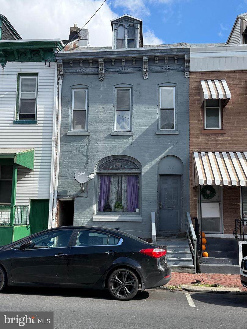 713 9TH Street - Photo 1