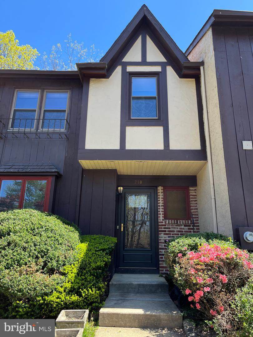 218 Keats Court - Photo 1