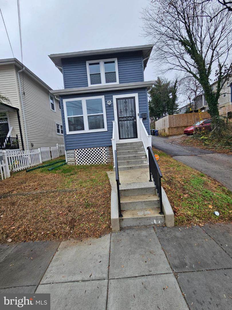 909 45TH Place - Photo 1