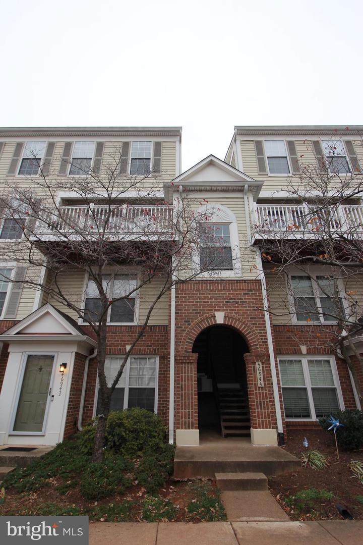 46944 Courtyard Square - Photo 1