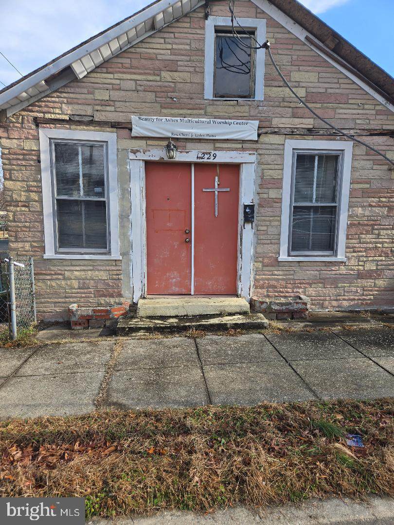 1229 47 PLACE N. E. - Photo 1