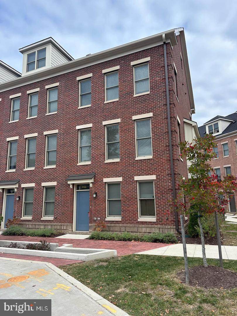 946 Heights Alley - Photo 1