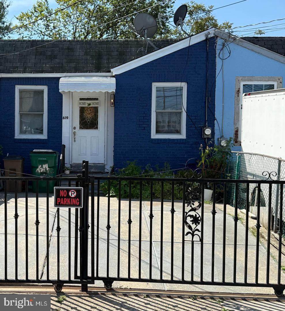 619 32ND Street - Photo 1