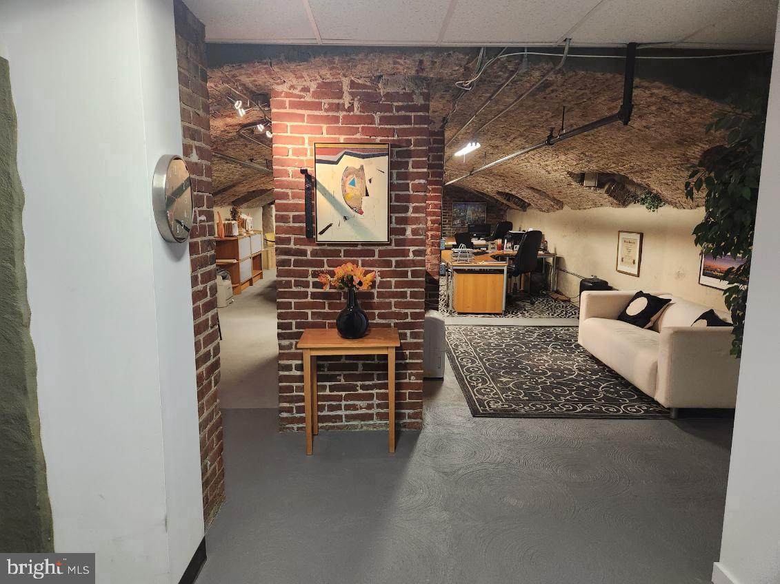 https://bt-photos.global.ssl.fastly.net/brightmls/orig_boomver_2_804433263570-2.jpg