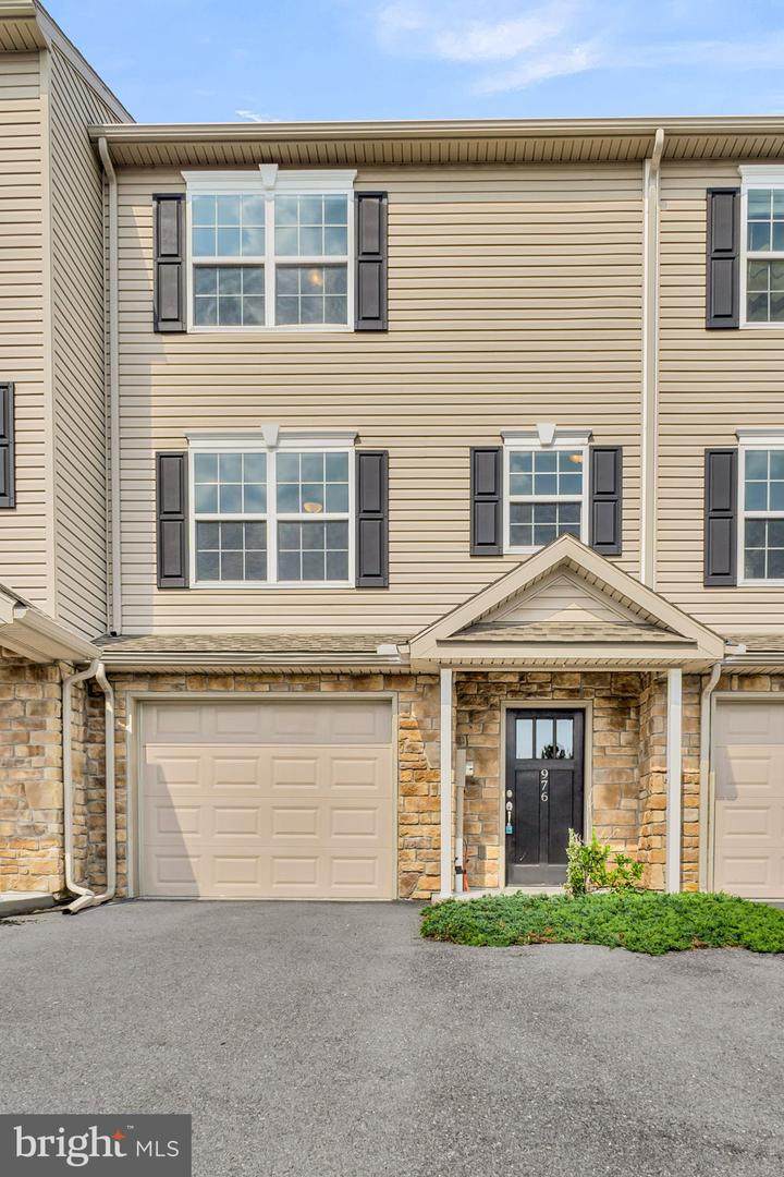 976 Gregs Drive - Photo 1