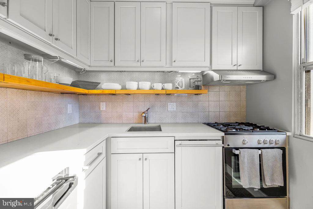 4000 Cathedral Avenue - Photo 1