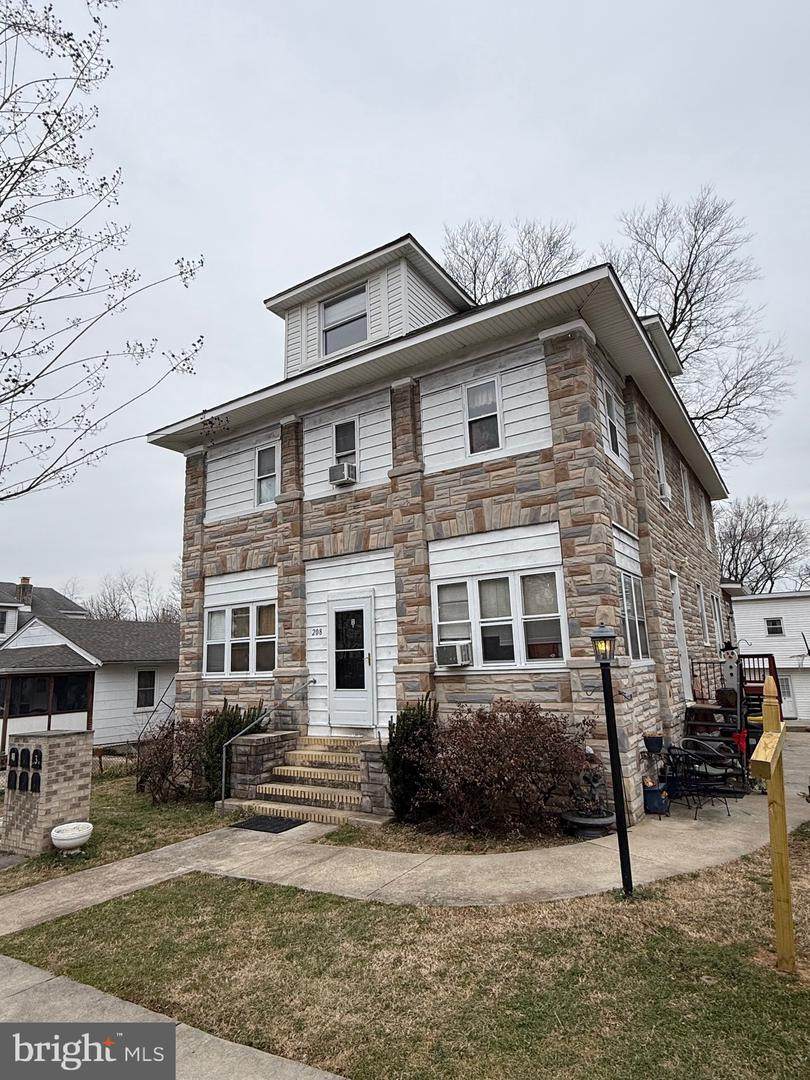 208-APT 5 4TH Avenue - Photo 1