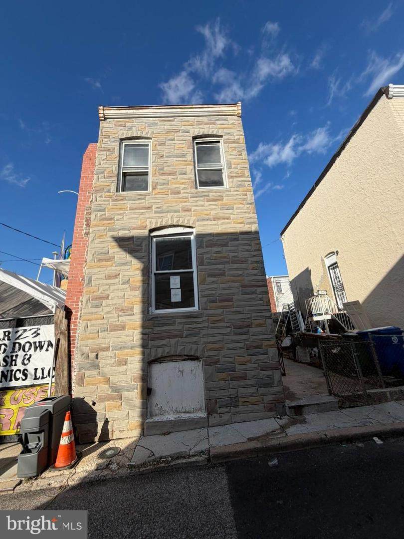 1942 Vine Street - Photo 1