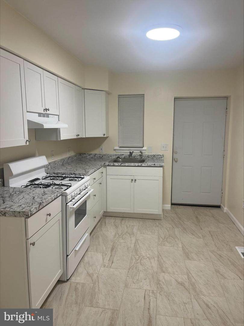 727 Berkley Street - Photo 1