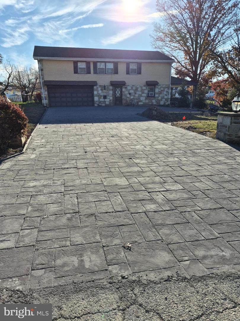 901 Montgomery Avenue - Photo 1