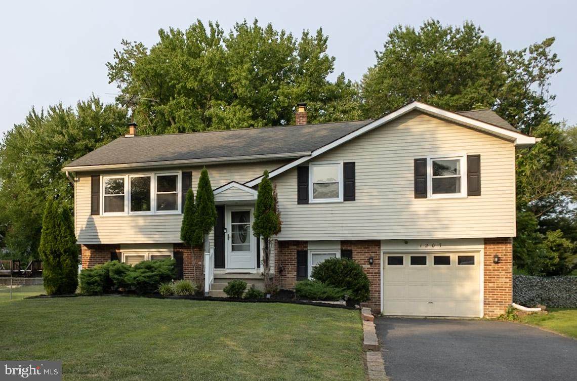 1207 Malatesta Avenue - Photo 1