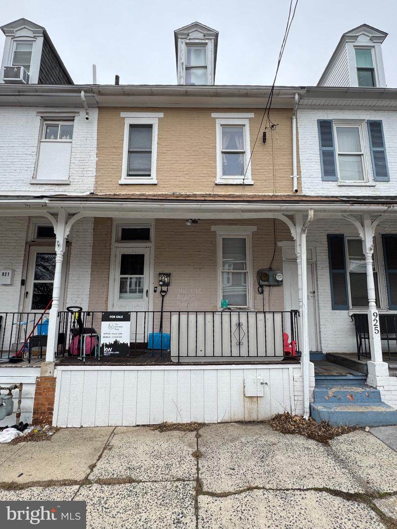 923 Queen Street - Photo 1
