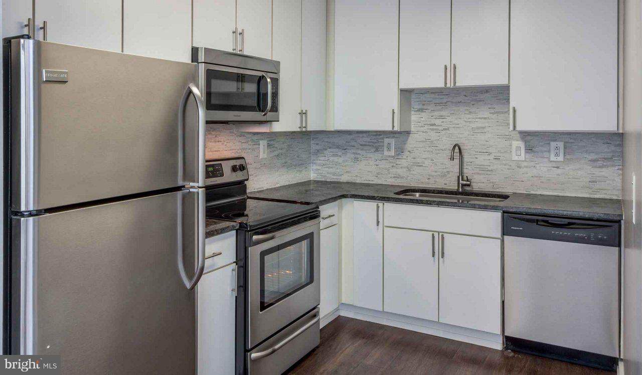 201 25TH Street - Photo 1