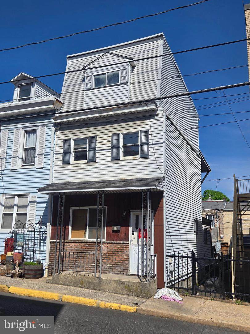 320 Norwegian Street - Photo 1