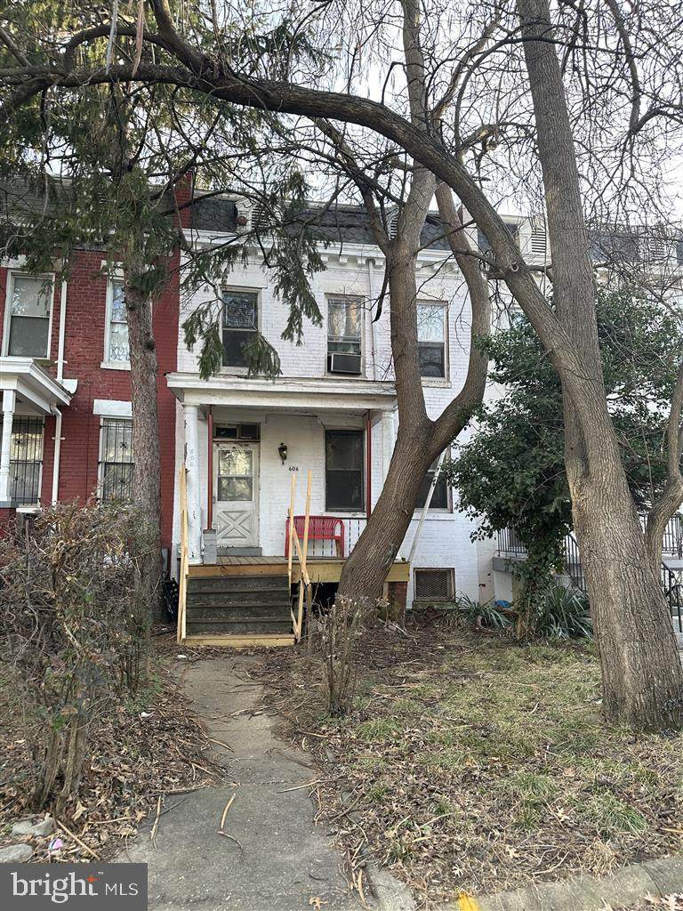 606 Kenyon Street - Photo 1