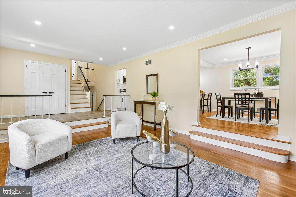 1705 Crestview - Photo 1