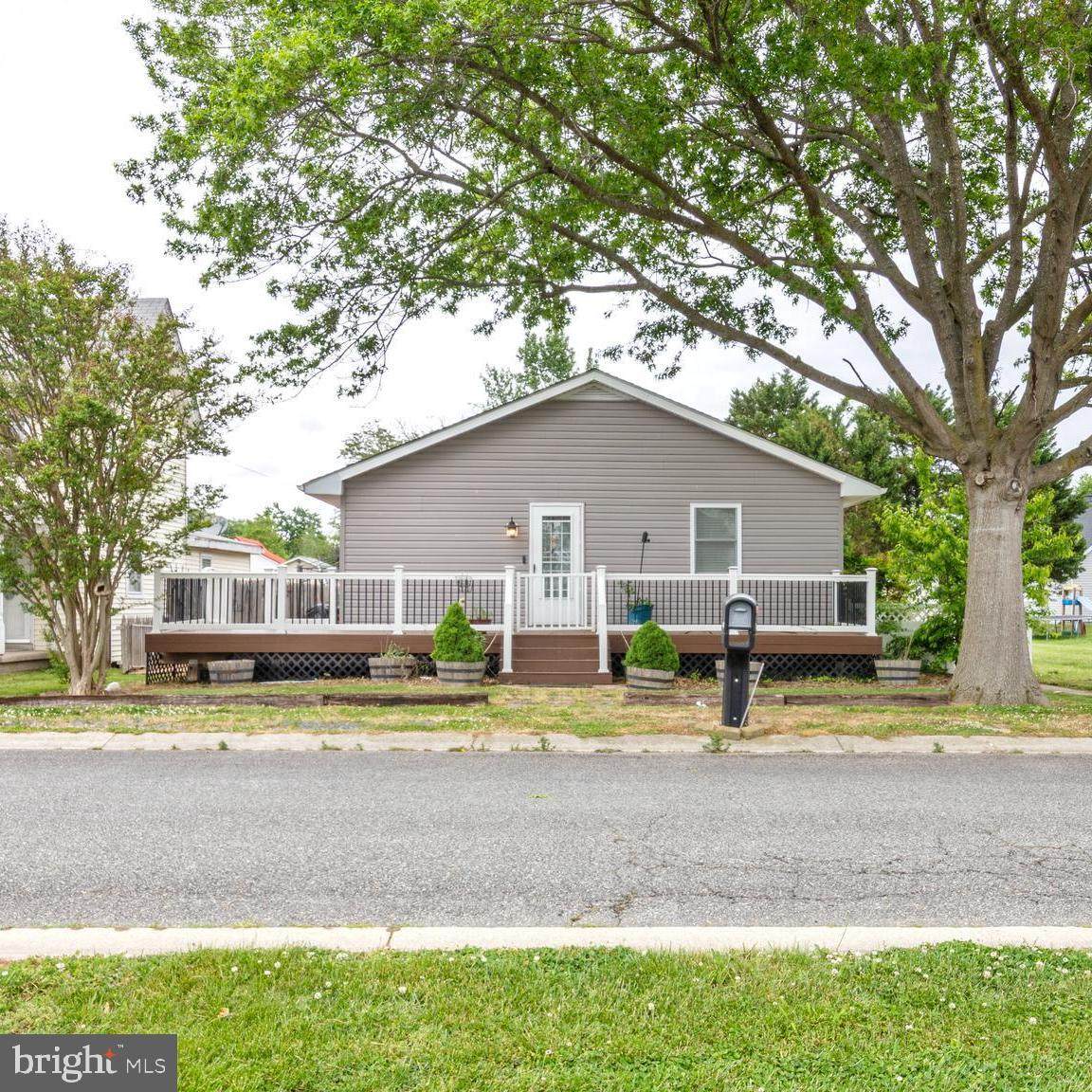 208 Oriole Avenue - Photo 1