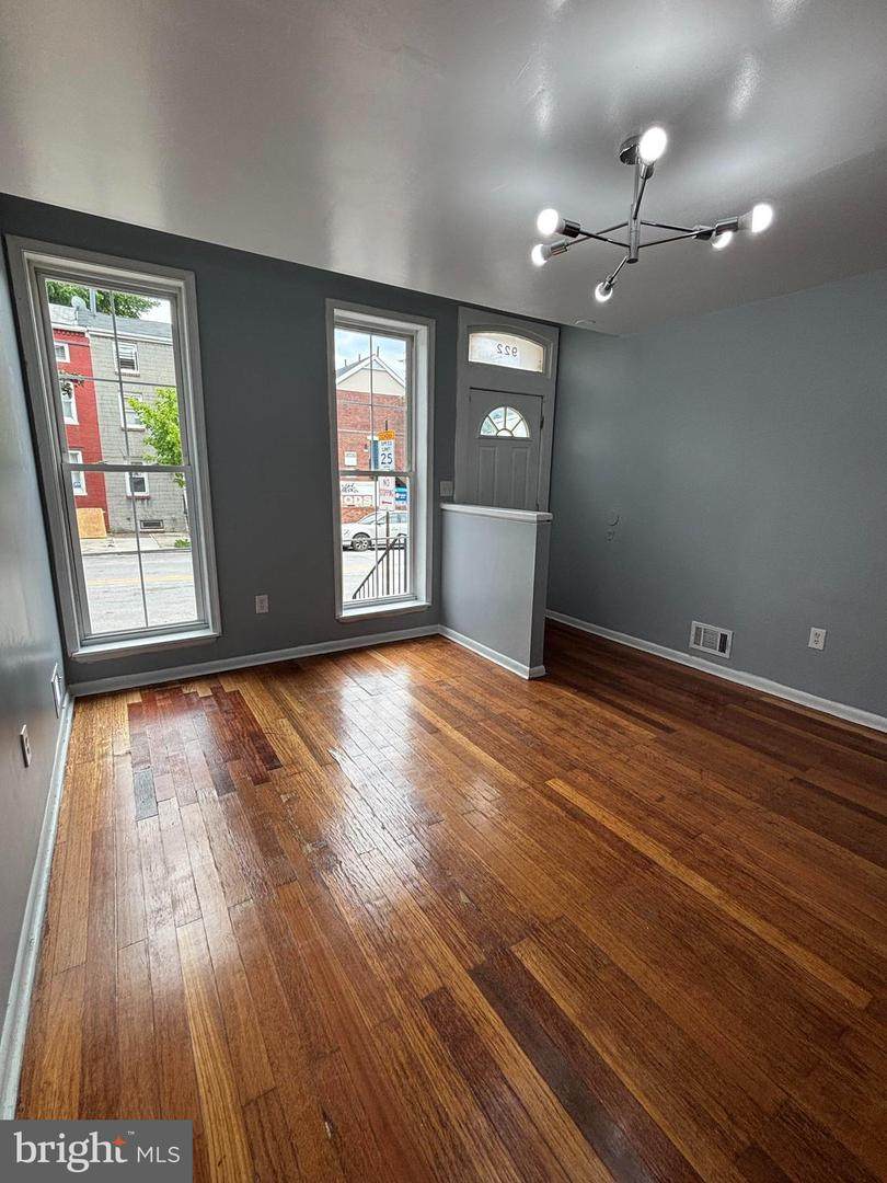 922 Lombard Street - Photo 1
