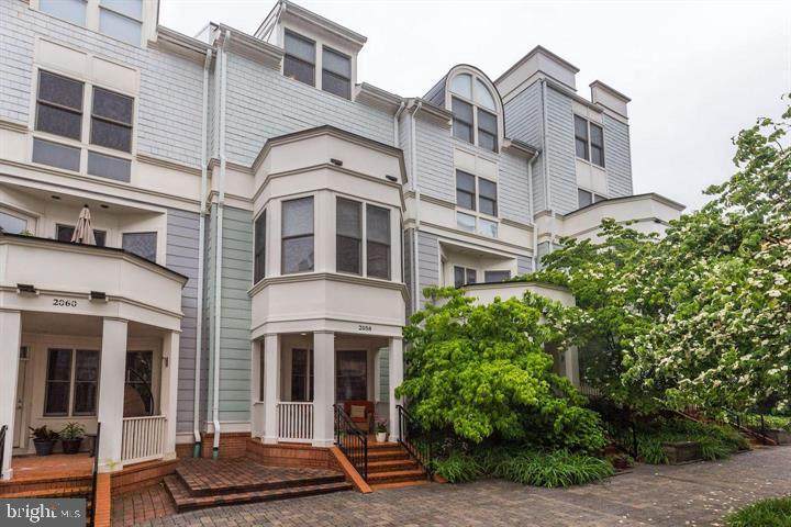 2058 Oakland Street - Photo 1