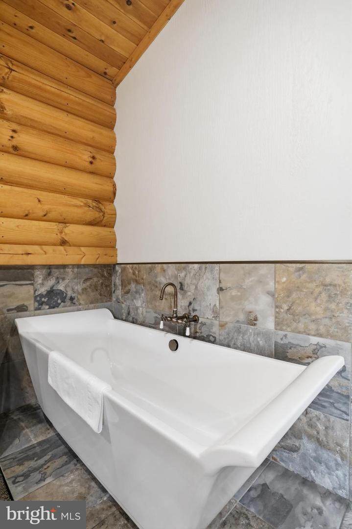 https://bt-photos.global.ssl.fastly.net/brightmls/1280_boomver_1_804952210150-2.jpg