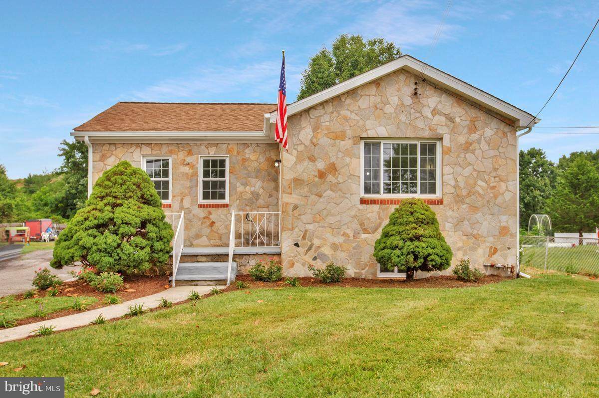 906 Hammonds Lane - Photo 1