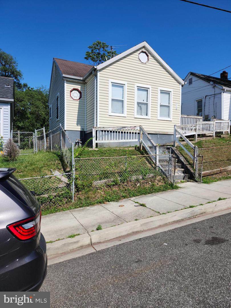 913 47TH Place - Photo 1