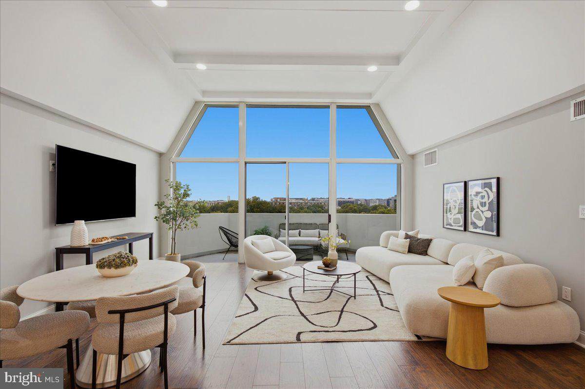 700 7TH Street - Photo 1