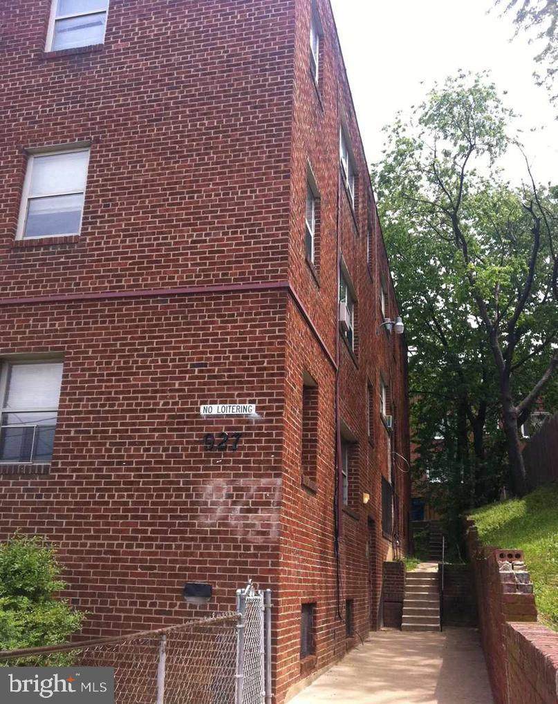 927 52ND Street - Photo 1