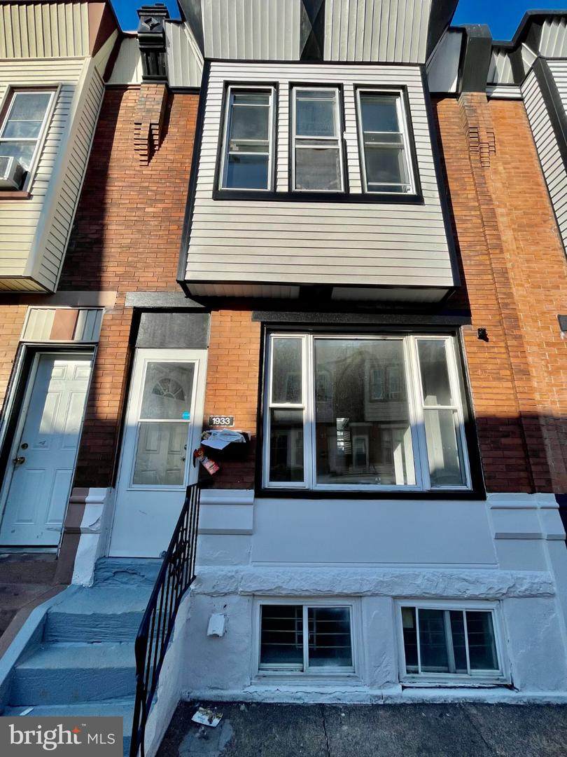 1933 Clarence Street - Photo 1