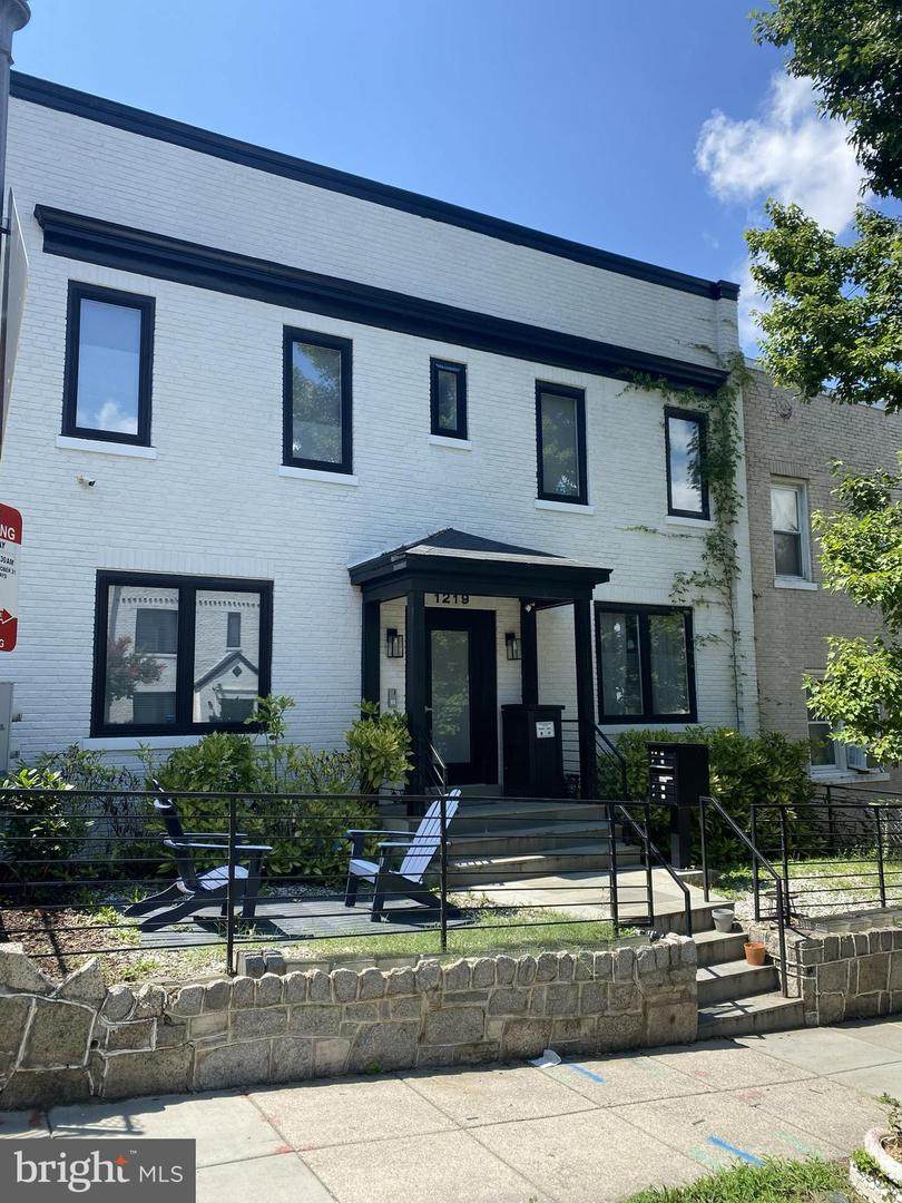 1219 Queen Street - Photo 1