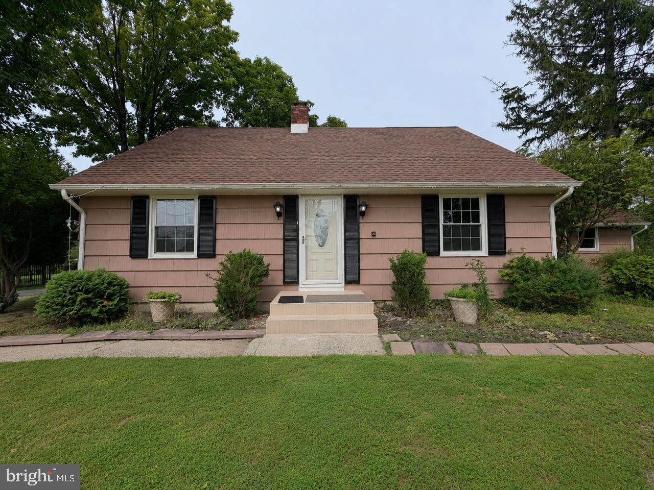 580 Village Rd W - Photo 1