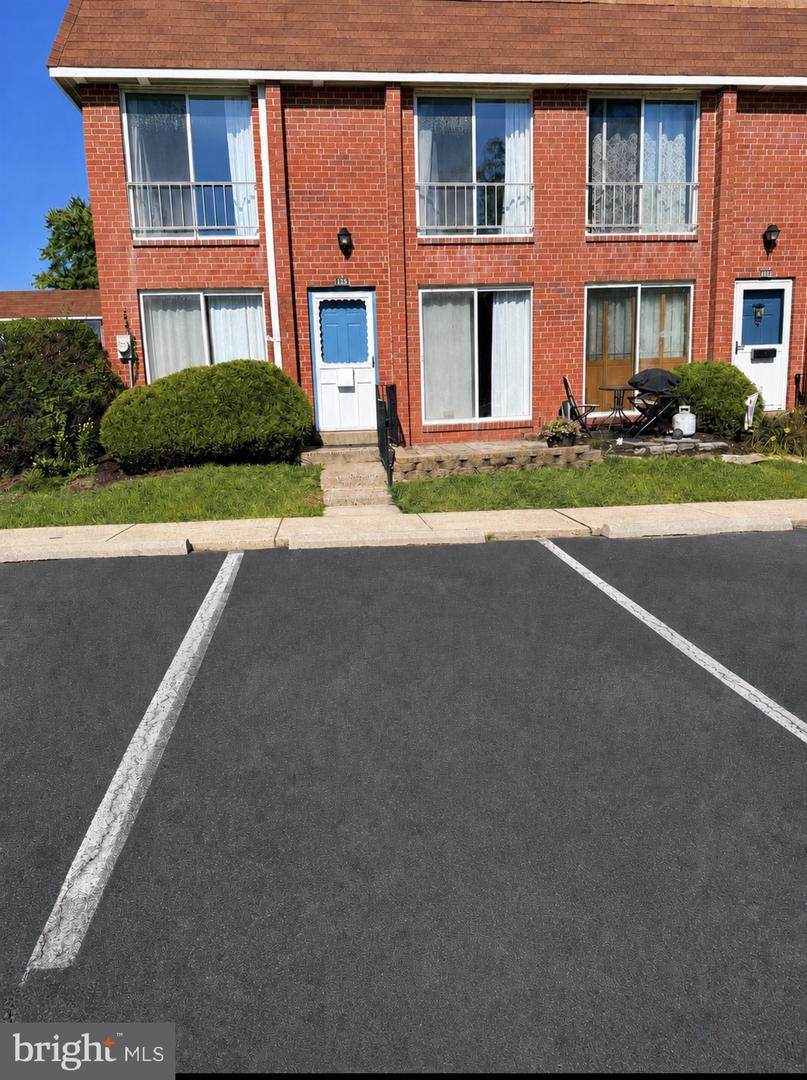 114 Lexington Court - Photo 1