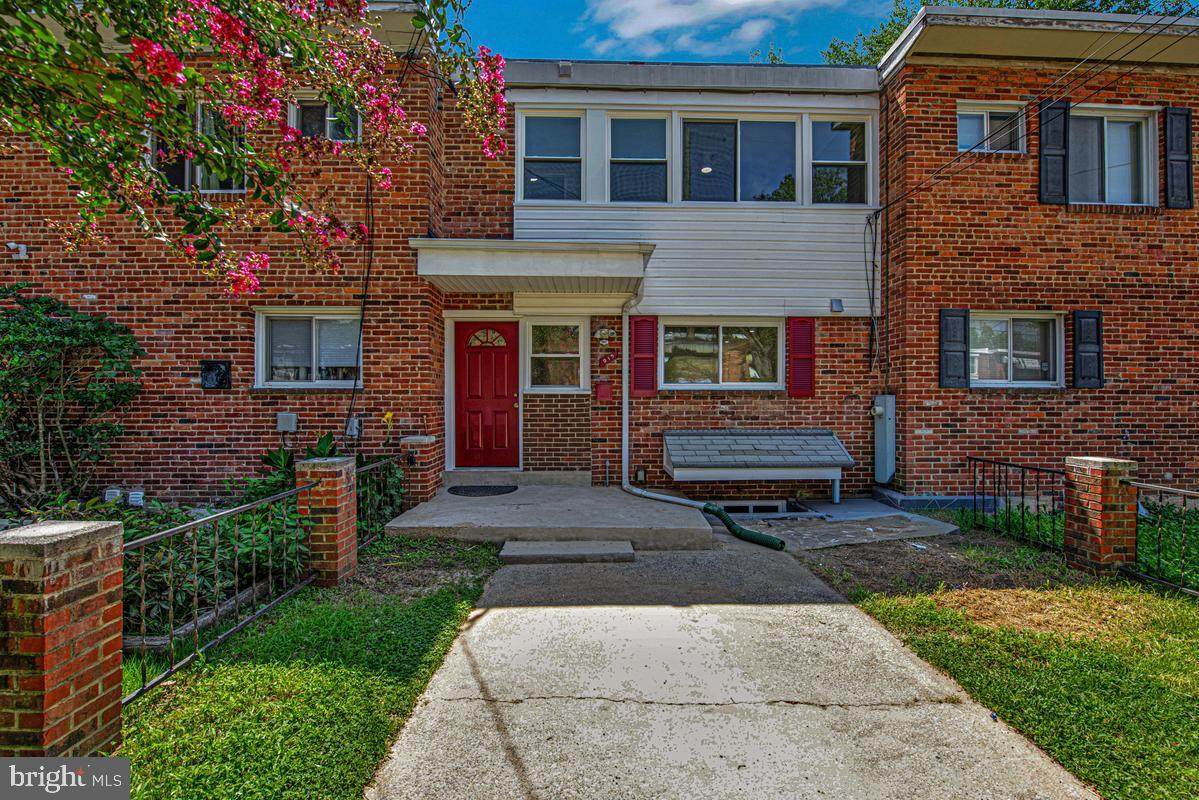 915 Meadows Court - Photo 1