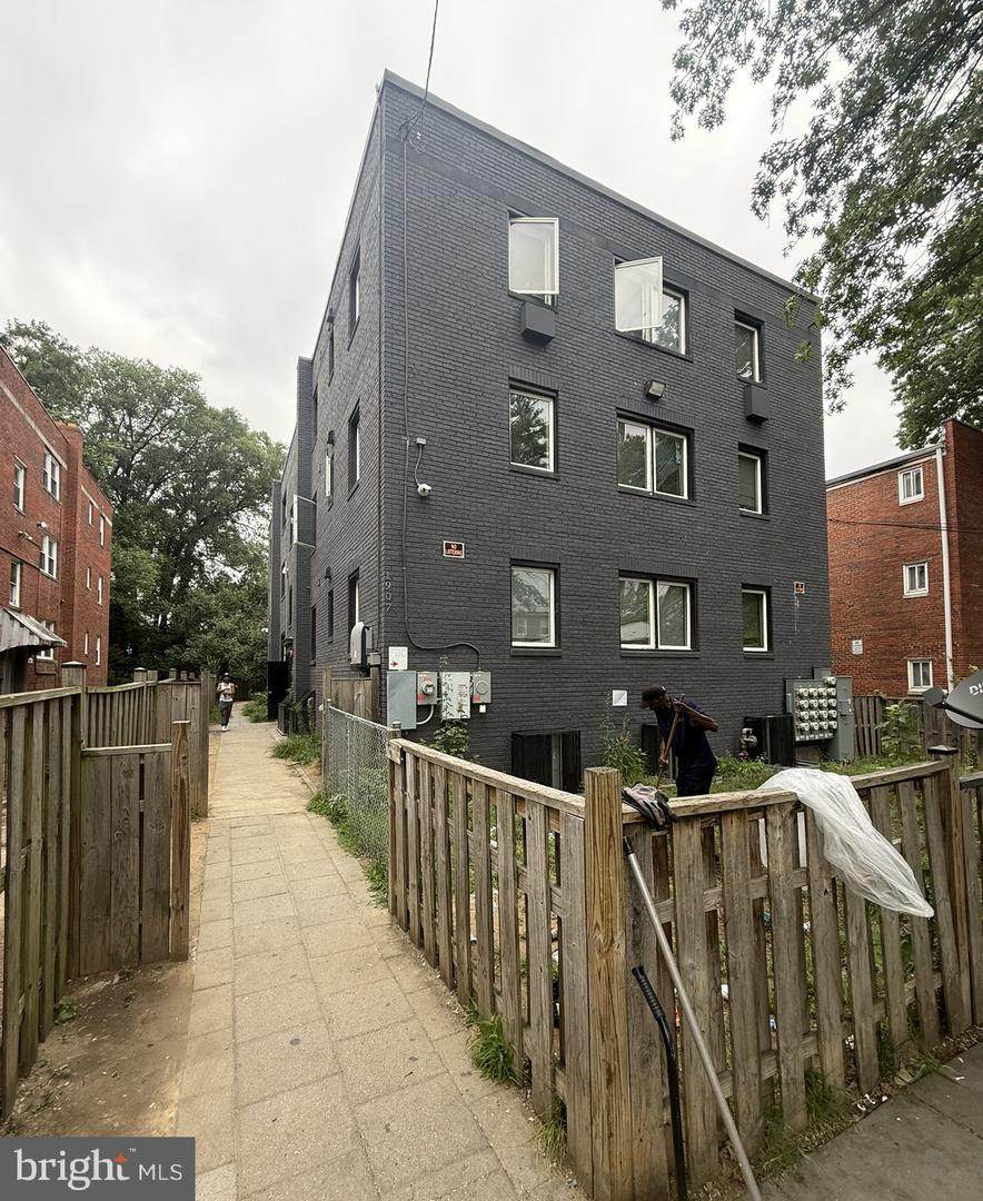 1907 18TH Street - Photo 1