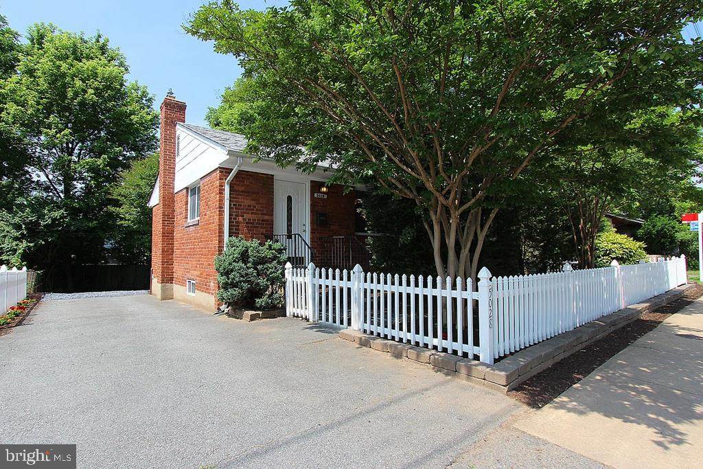 5028 River Road - Photo 1