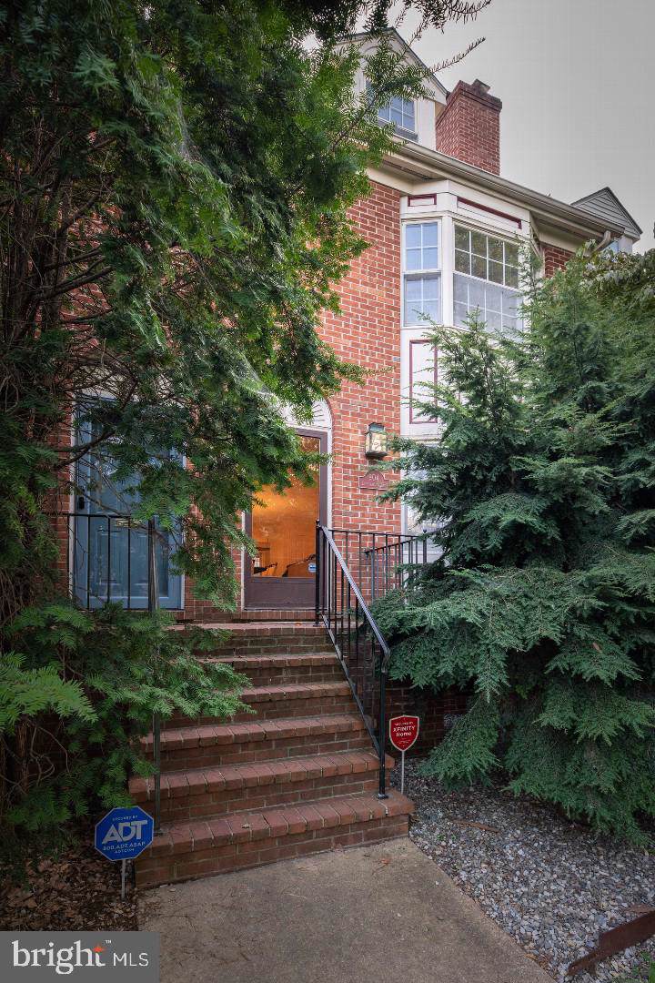 904 Lovering Avenue - Photo 1
