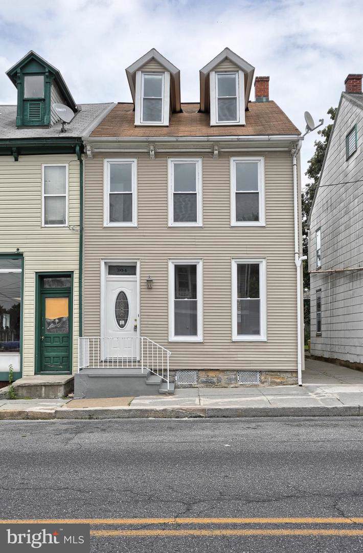 304 6TH Street - Photo 1