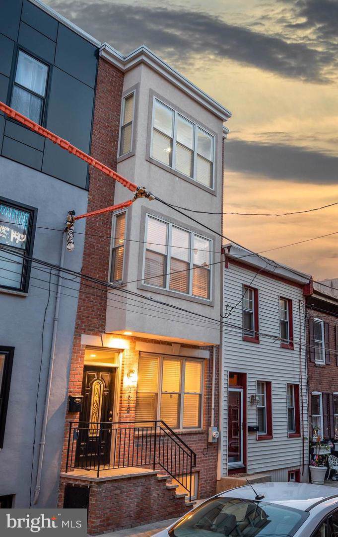 2612 Catharine Street - Photo 1
