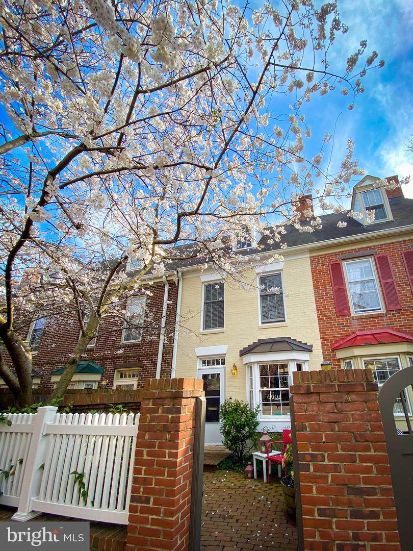 667 Columbus Street - Photo 1