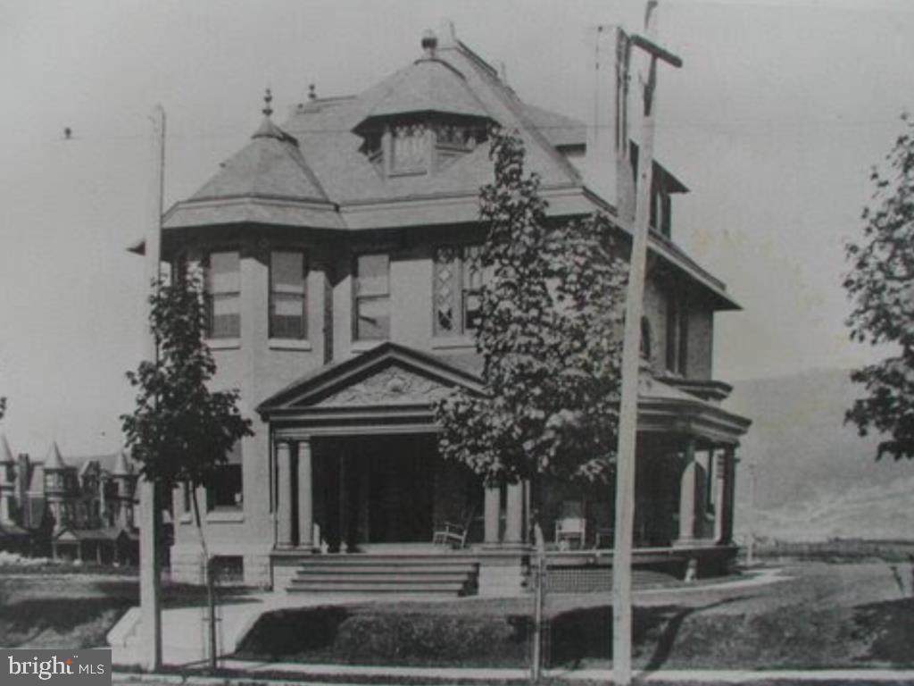 623 4TH Street - Photo 1
